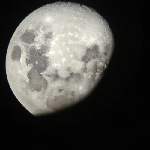 la luna observada con binoculares